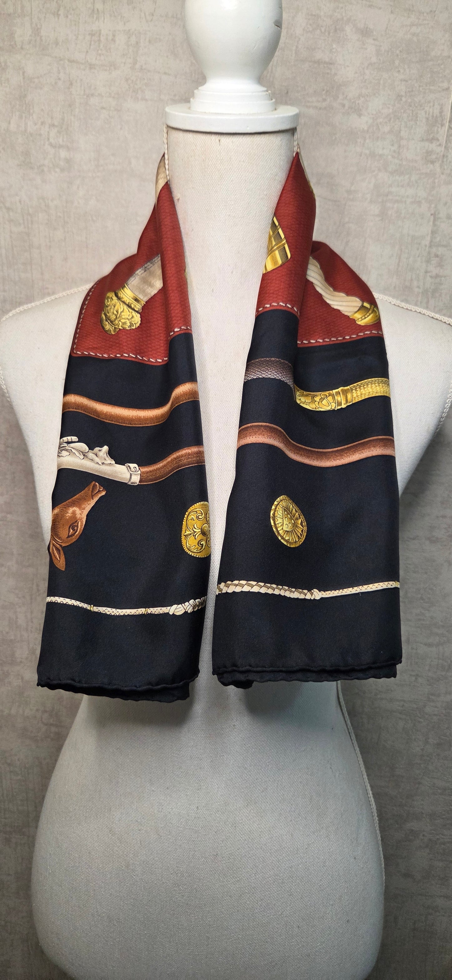 Carré Hermès en twill de soie intitulé "Cannes et Pommeaux "
