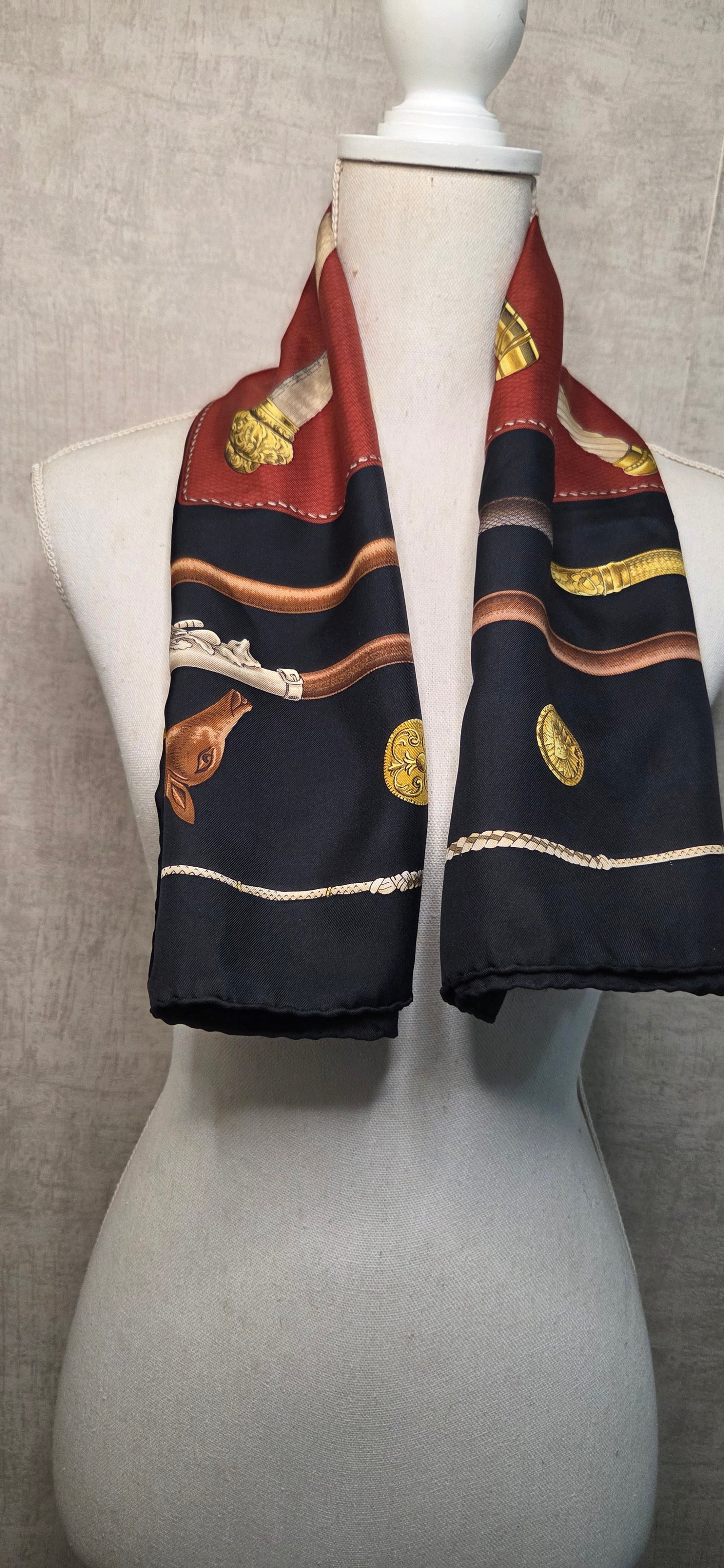 Carré Hermès en twill de soie intitulé "Cannes et Pommeaux "
