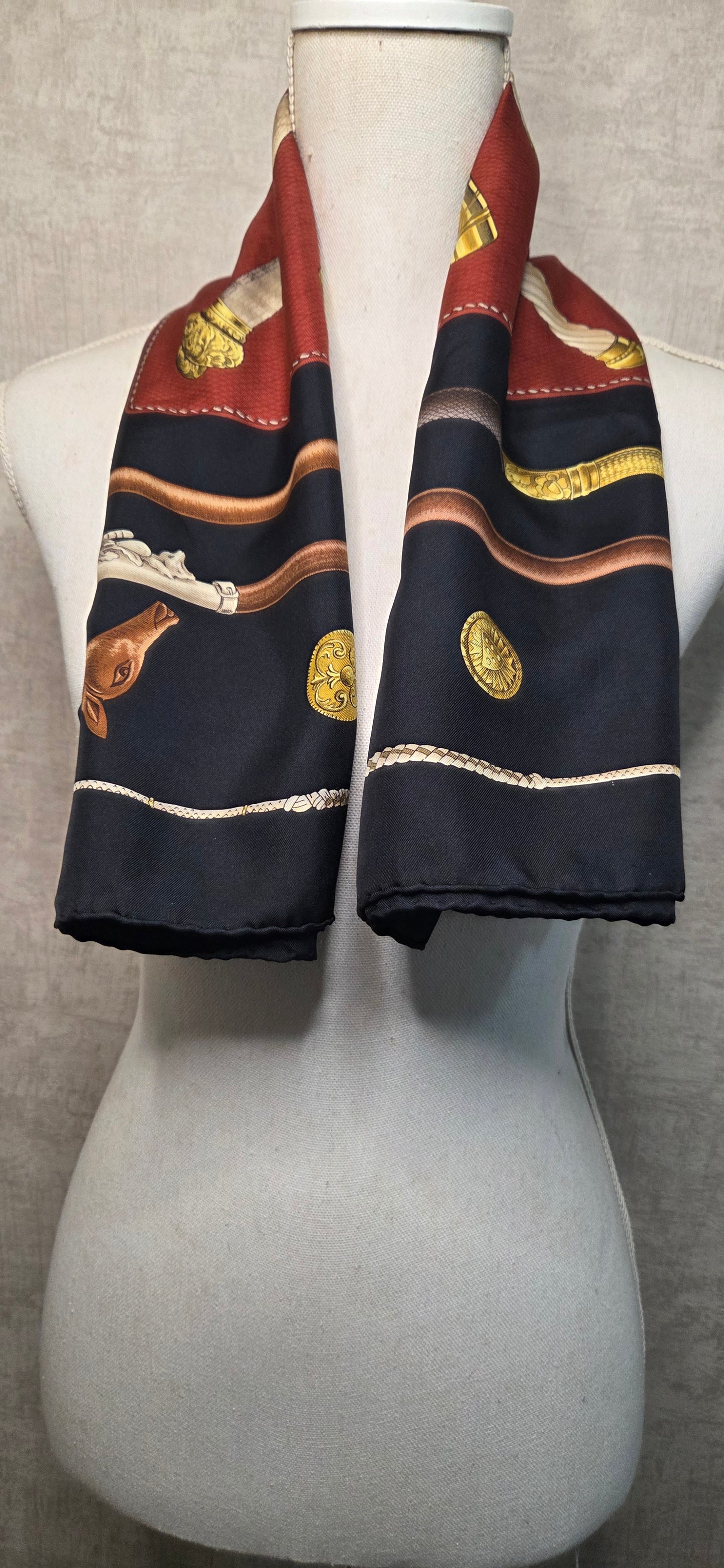 Carré Hermès en twill de soie intitulé "Cannes et Pommeaux "