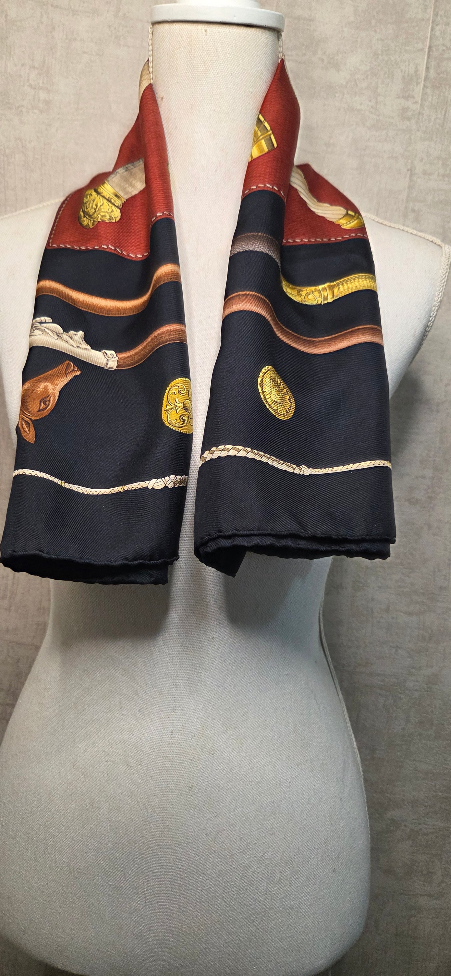 Carré Hermès en twill de soie intitulé "Cannes et Pommeaux "