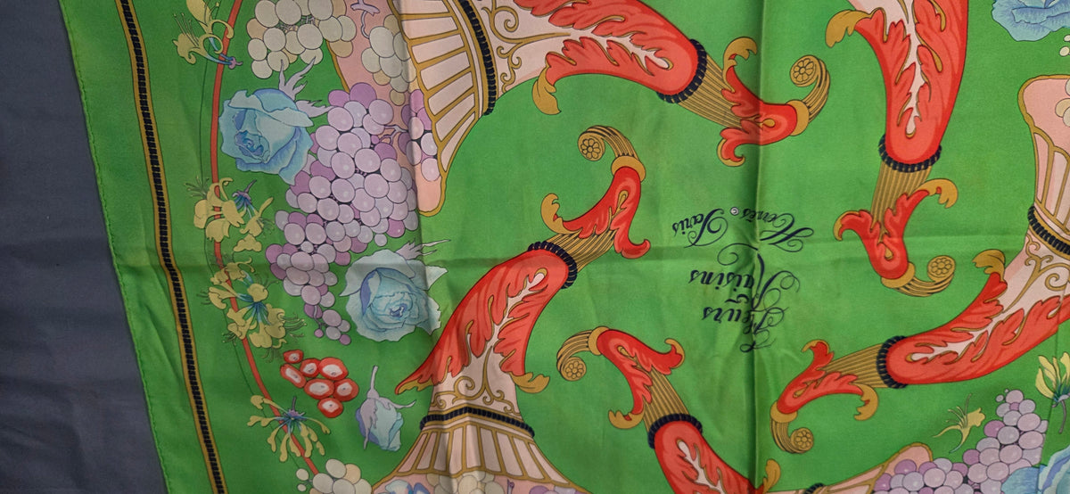 Carré Hermès en twill de soie intitulé "Fleurs et Raisins"