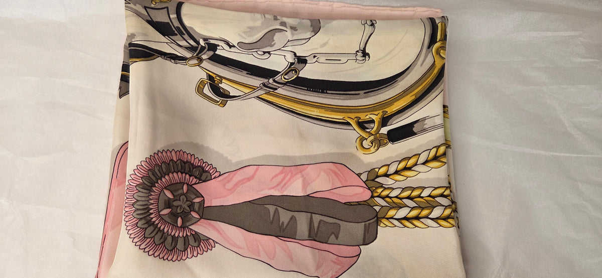 Carré Hermès en twill de soie intitulé "Frontaux et Concardes"