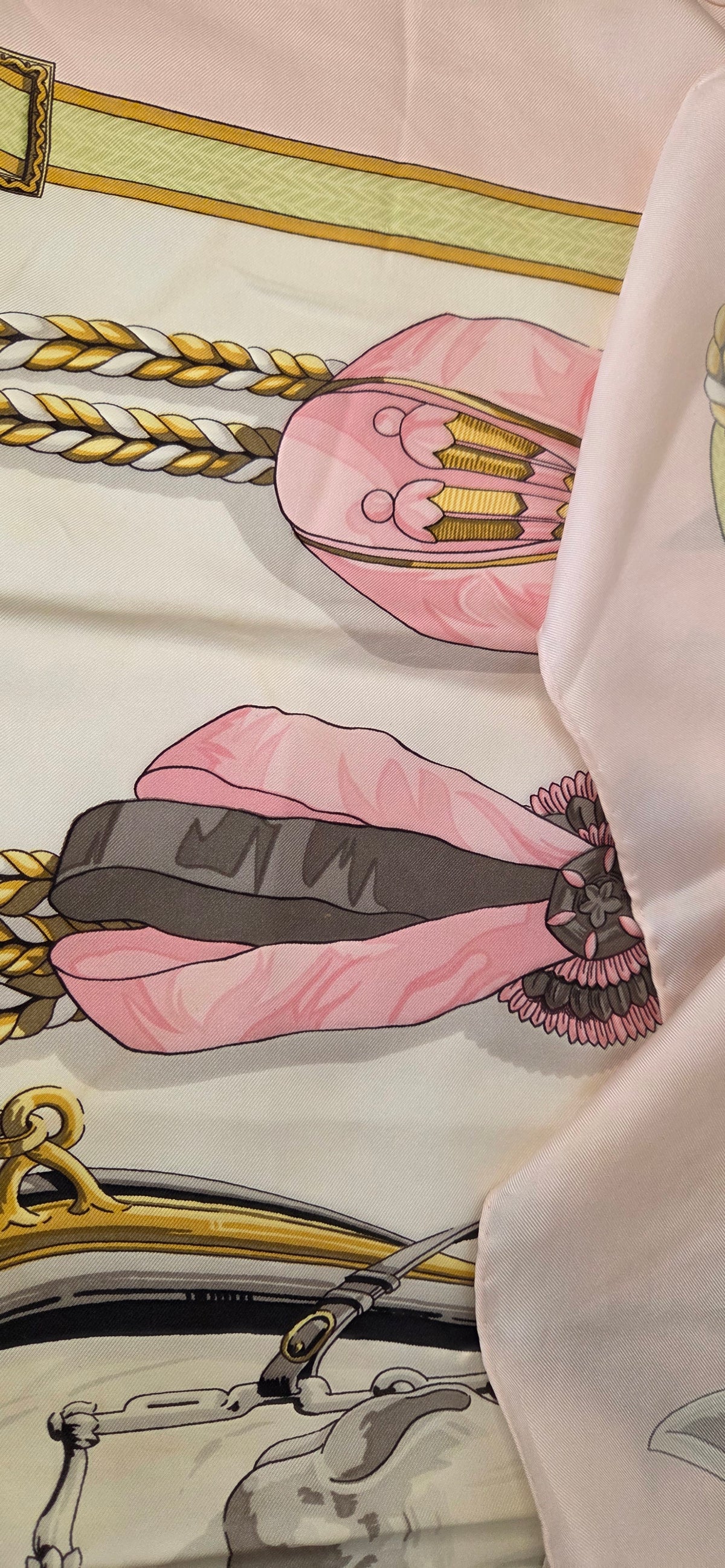 Carré Hermès en twill de soie intitulé "Frontaux et Concardes"