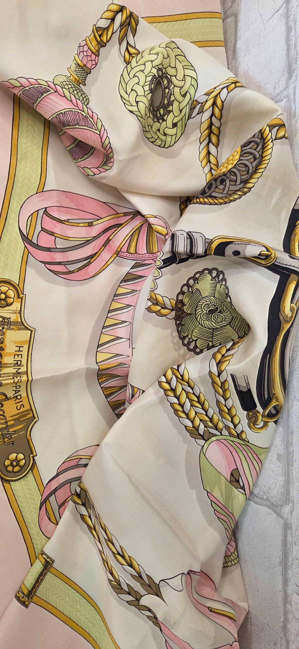 Carré Hermès en twill de soie intitulé "Frontaux et Concardes"
