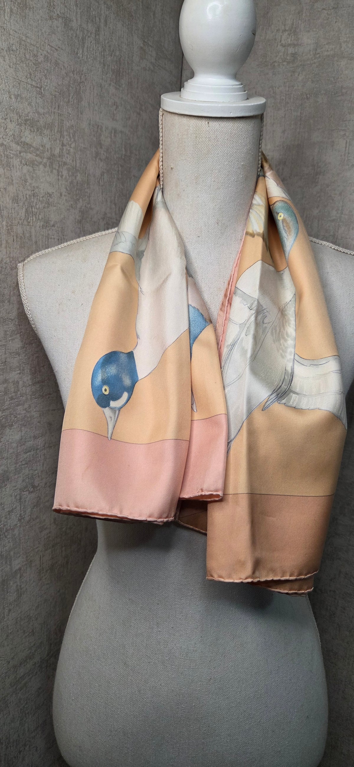 Carré Hermès en twill de soie intitulé "Sauvagine en Vol"