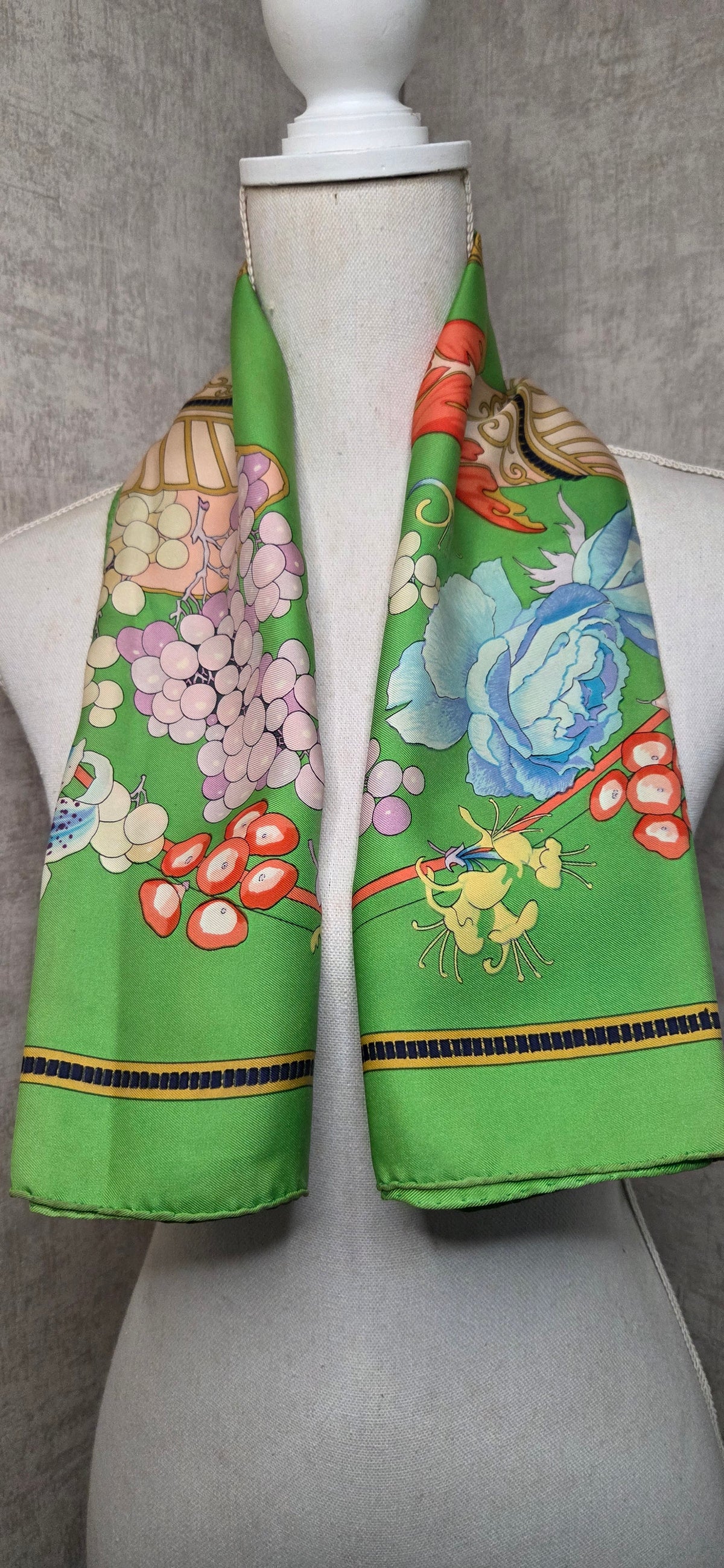Carré Hermès en twill de soie intitulé "Fleurs et Raisins"