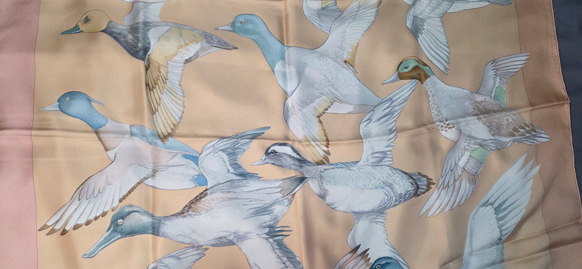 Carré Hermès en twill de soie intitulé "Sauvagine en Vol"
