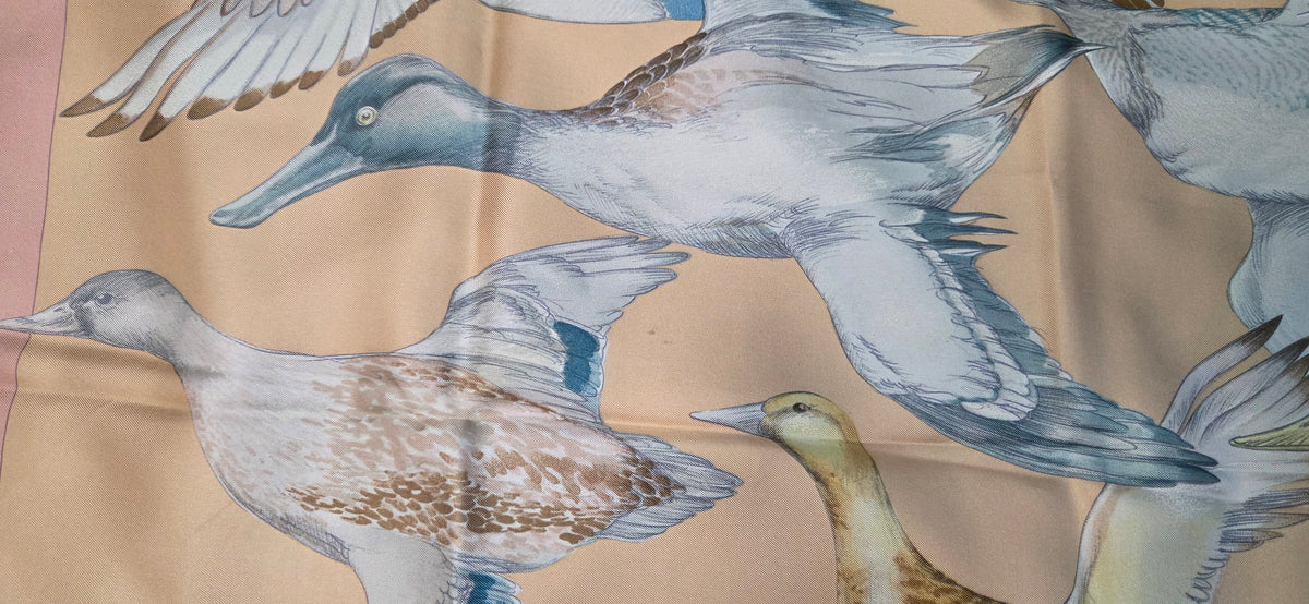 Carré Hermès en twill de soie intitulé "Sauvagine en Vol"