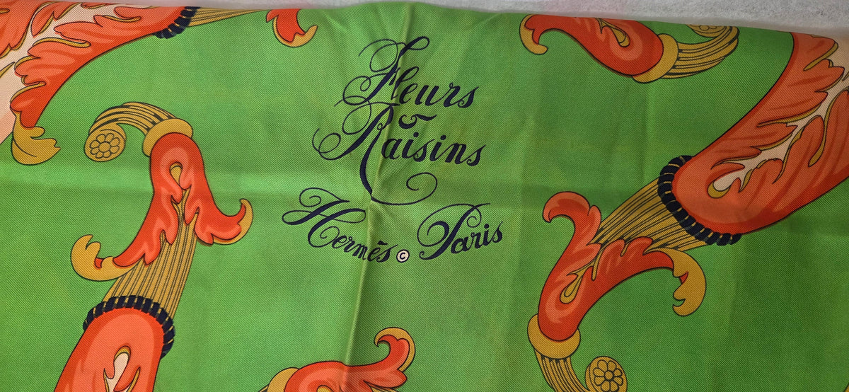 Carré Hermès en twill de soie intitulé "Fleurs et Raisins"