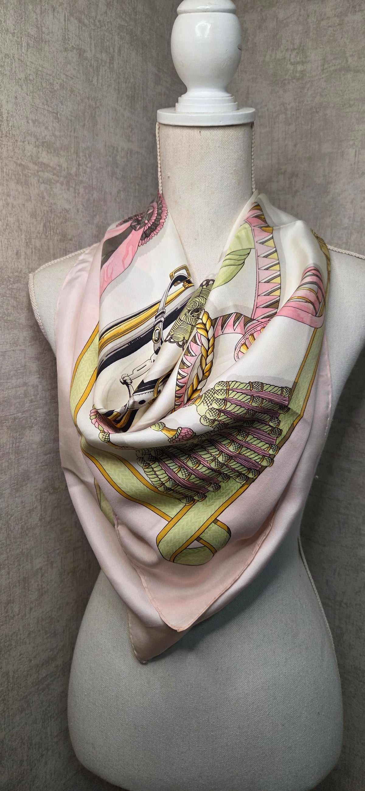Carré Hermès en twill de soie intitulé "Frontaux et Concardes"