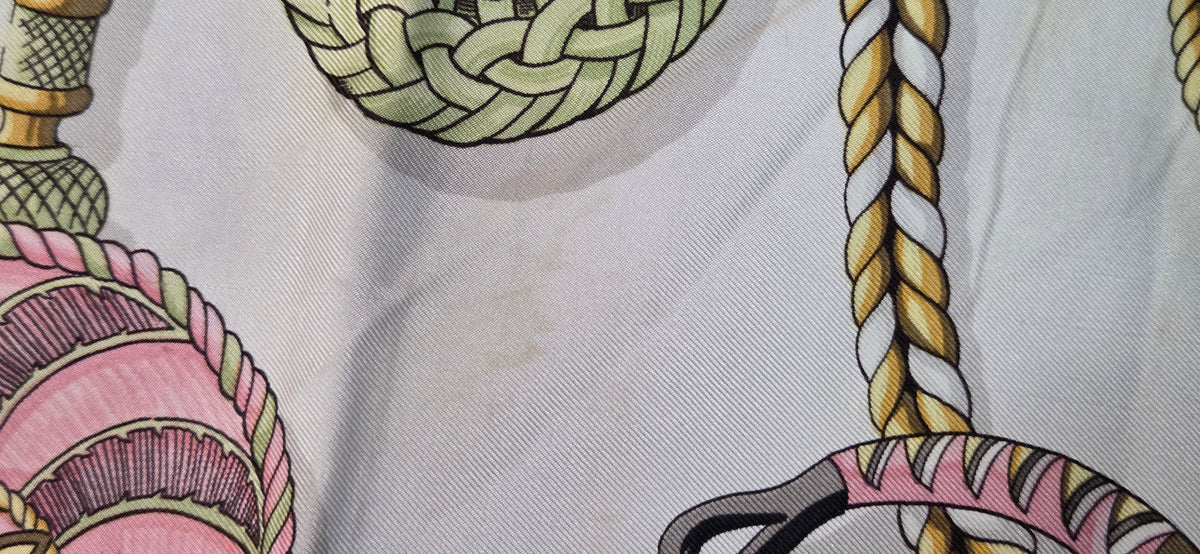 Carré Hermès en twill de soie intitulé "Frontaux et Concardes"