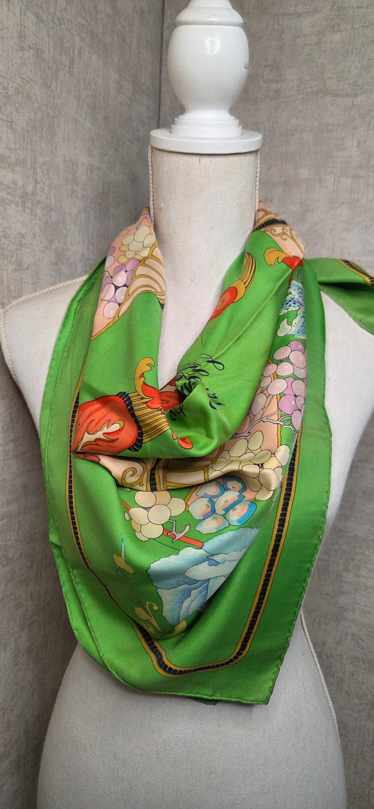 Carré Hermès en twill de soie intitulé "Fleurs et Raisins"