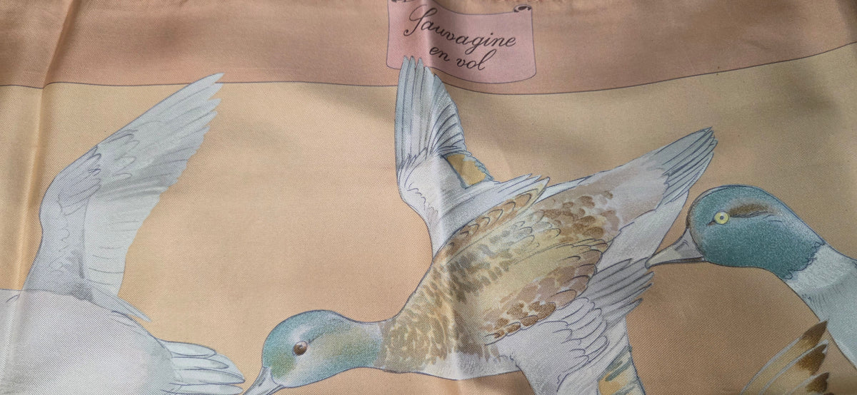 Carré Hermès en twill de soie intitulé "Sauvagine en Vol"