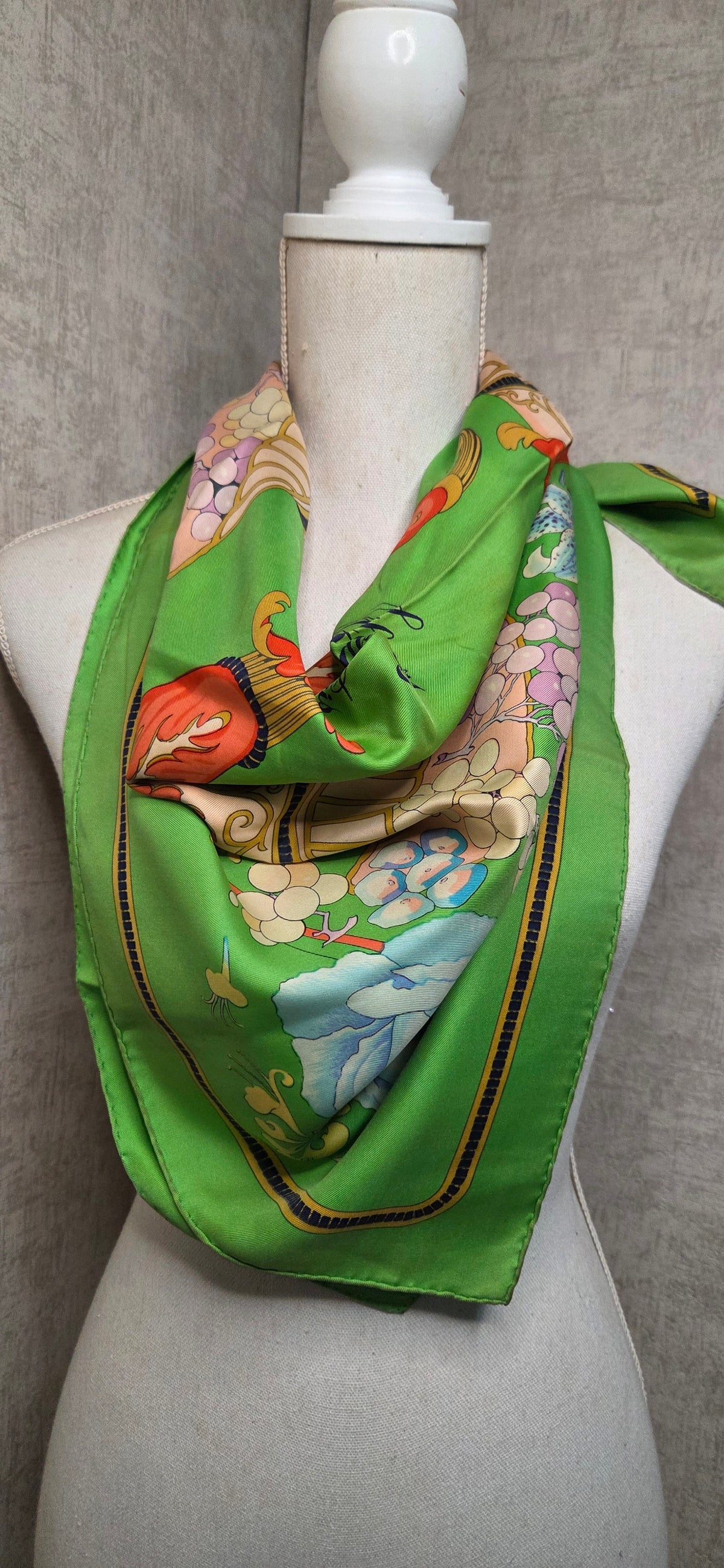 Carré Hermès en twill de soie intitulé "Fleurs et Raisins"