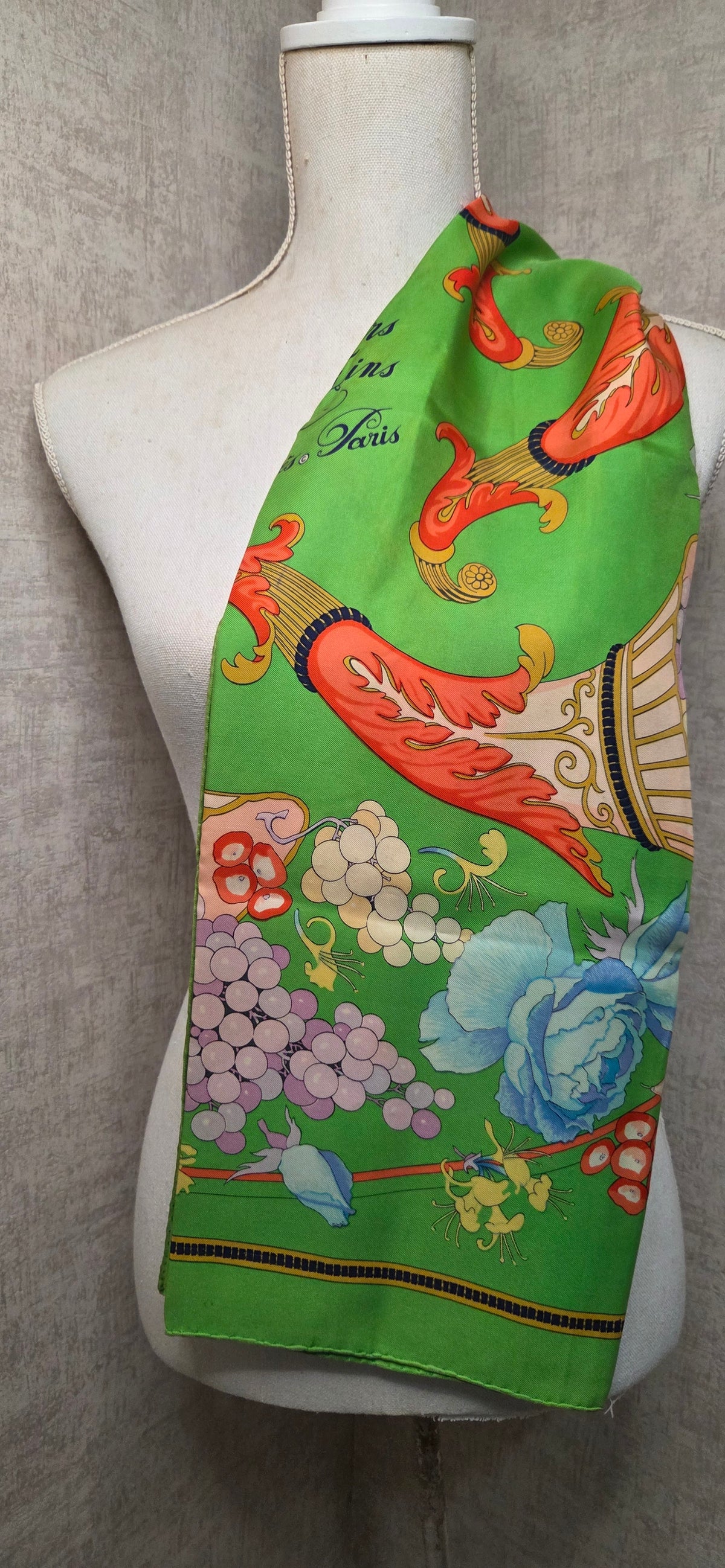 Carré Hermès en twill de soie intitulé "Fleurs et Raisins"