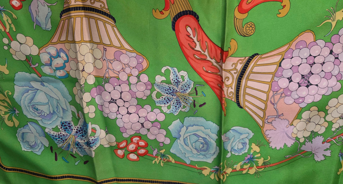 Carré Hermès en twill de soie intitulé "Fleurs et Raisins"