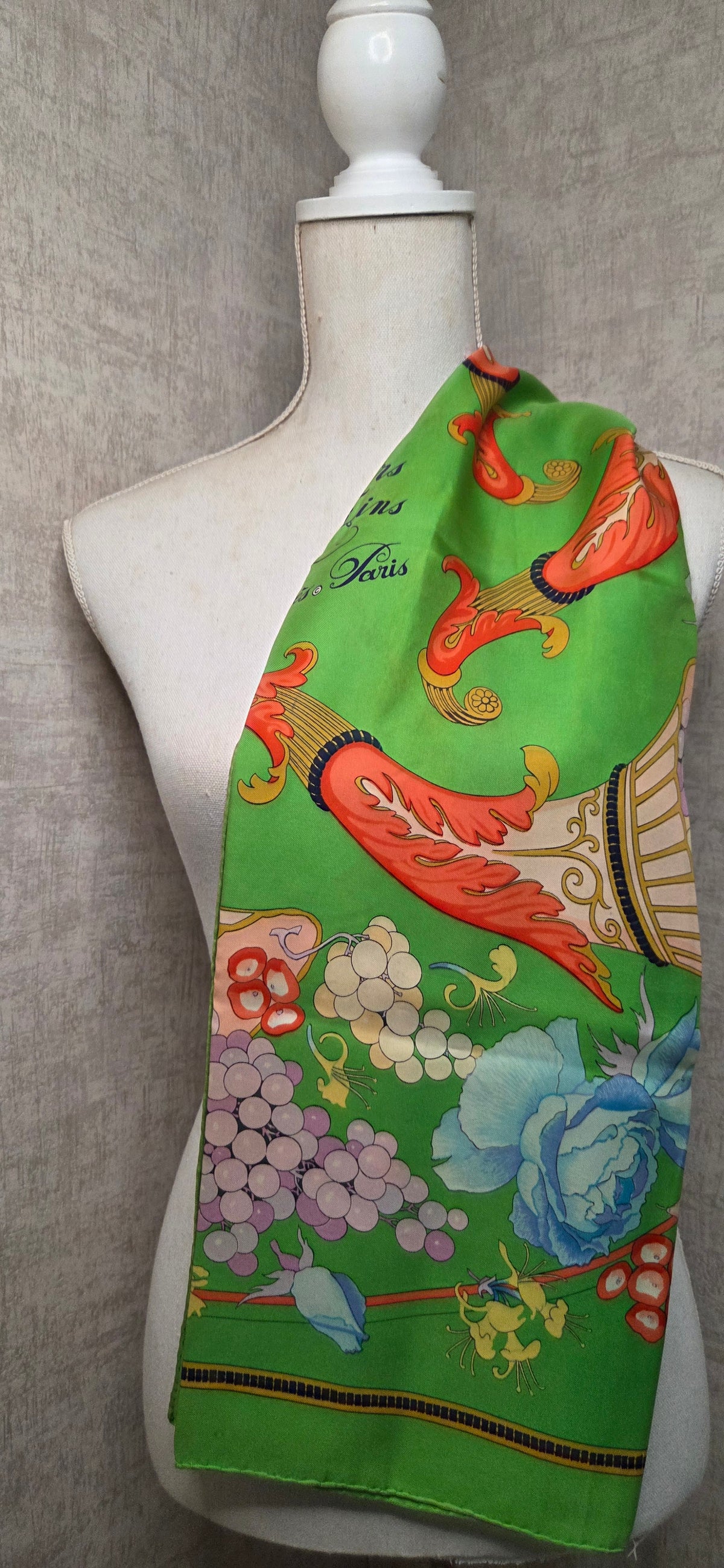 Carré Hermès en twill de soie intitulé "Fleurs et Raisins"