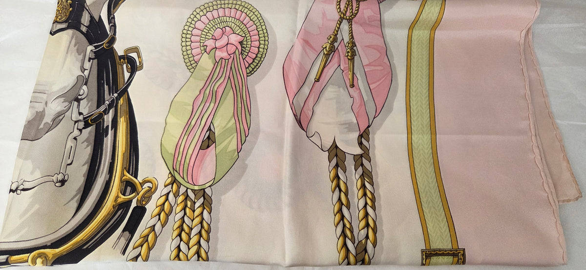 Carré Hermès en twill de soie intitulé "Frontaux et Concardes"