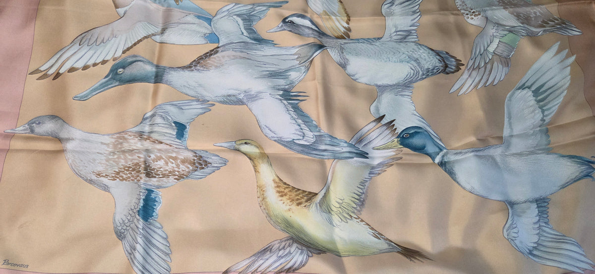 Carré Hermès en twill de soie intitulé "Sauvagine en Vol"