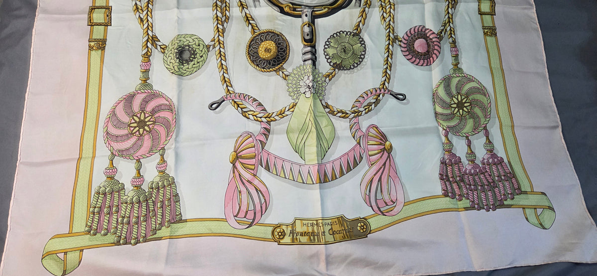 Carré Hermès en twill de soie intitulé "Frontaux et Concardes"