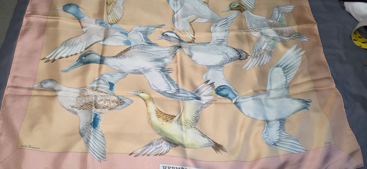Carré Hermès en twill de soie intitulé "Sauvagine en Vol"