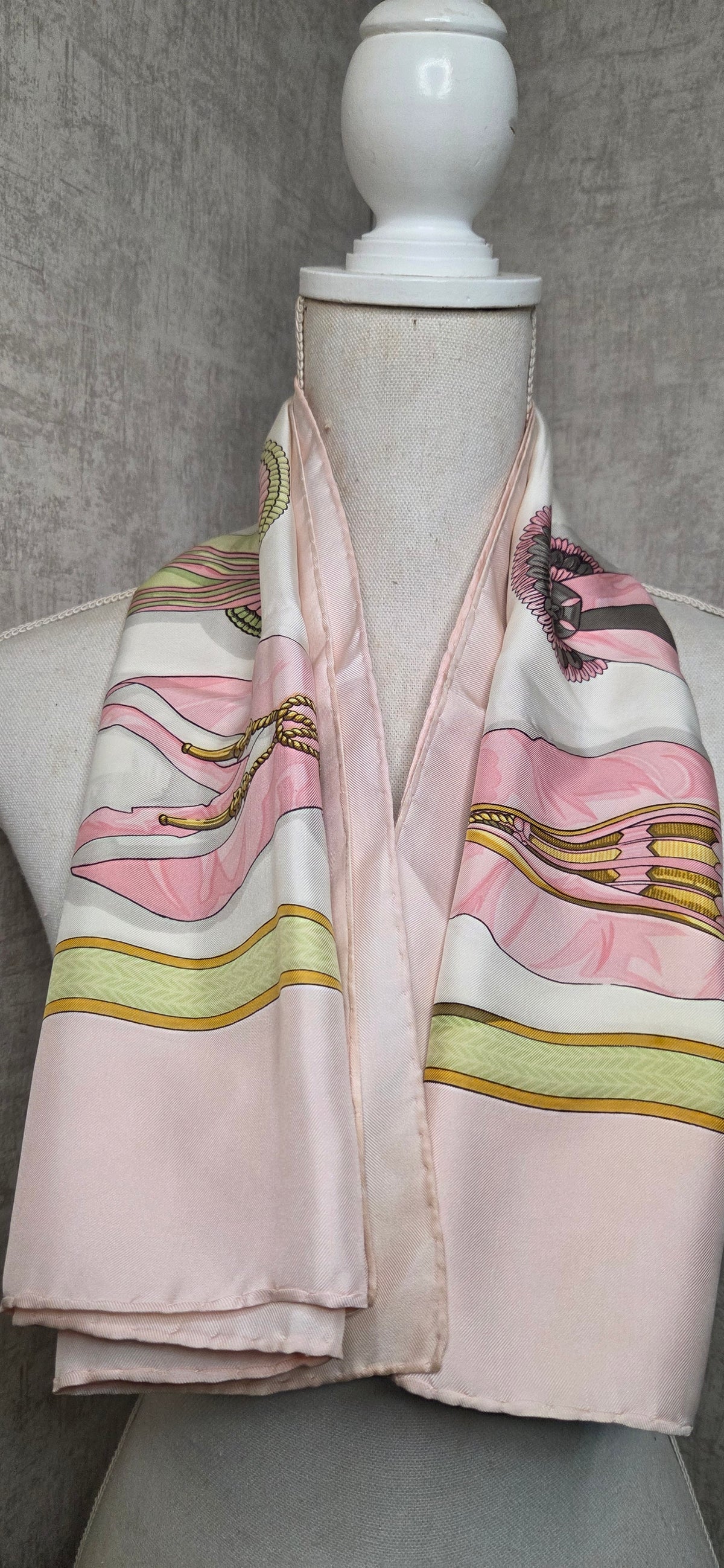 Carré Hermès en twill de soie intitulé "Frontaux et Concardes"