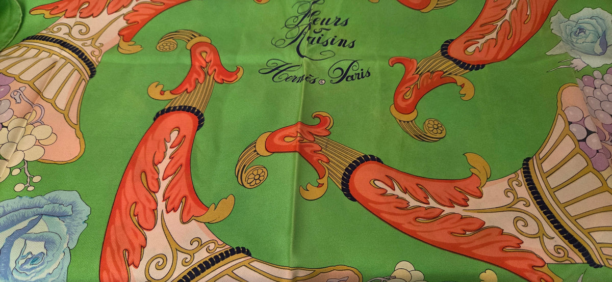 Carré Hermès en twill de soie intitulé "Fleurs et Raisins"
