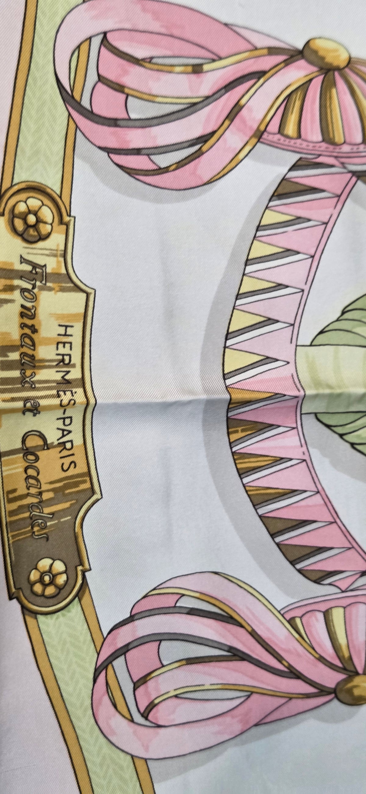 Carré Hermès en twill de soie intitulé "Frontaux et Concardes"