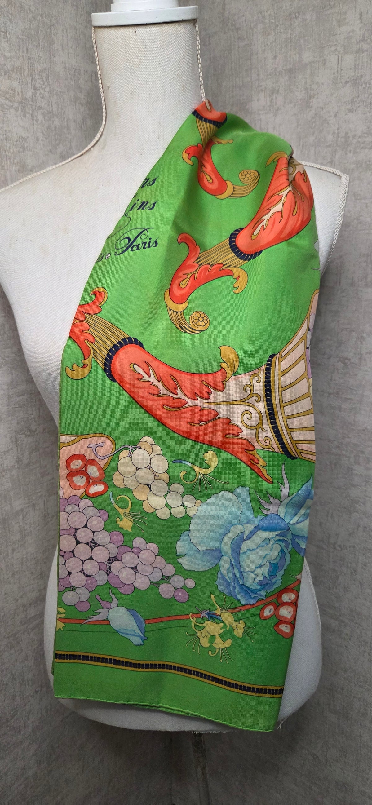 Carré Hermès en twill de soie intitulé "Fleurs et Raisins"