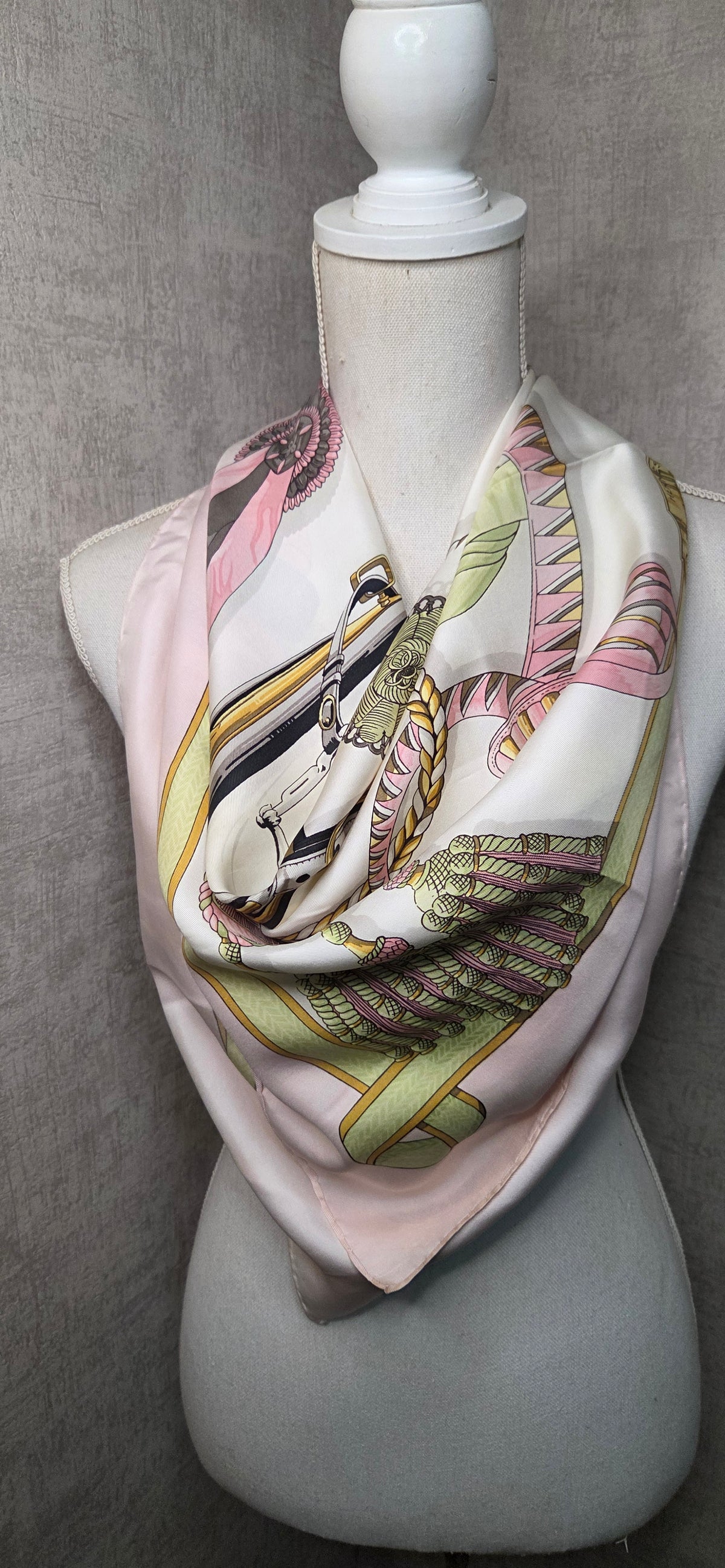Carré Hermès en twill de soie intitulé "Frontaux et Concardes"