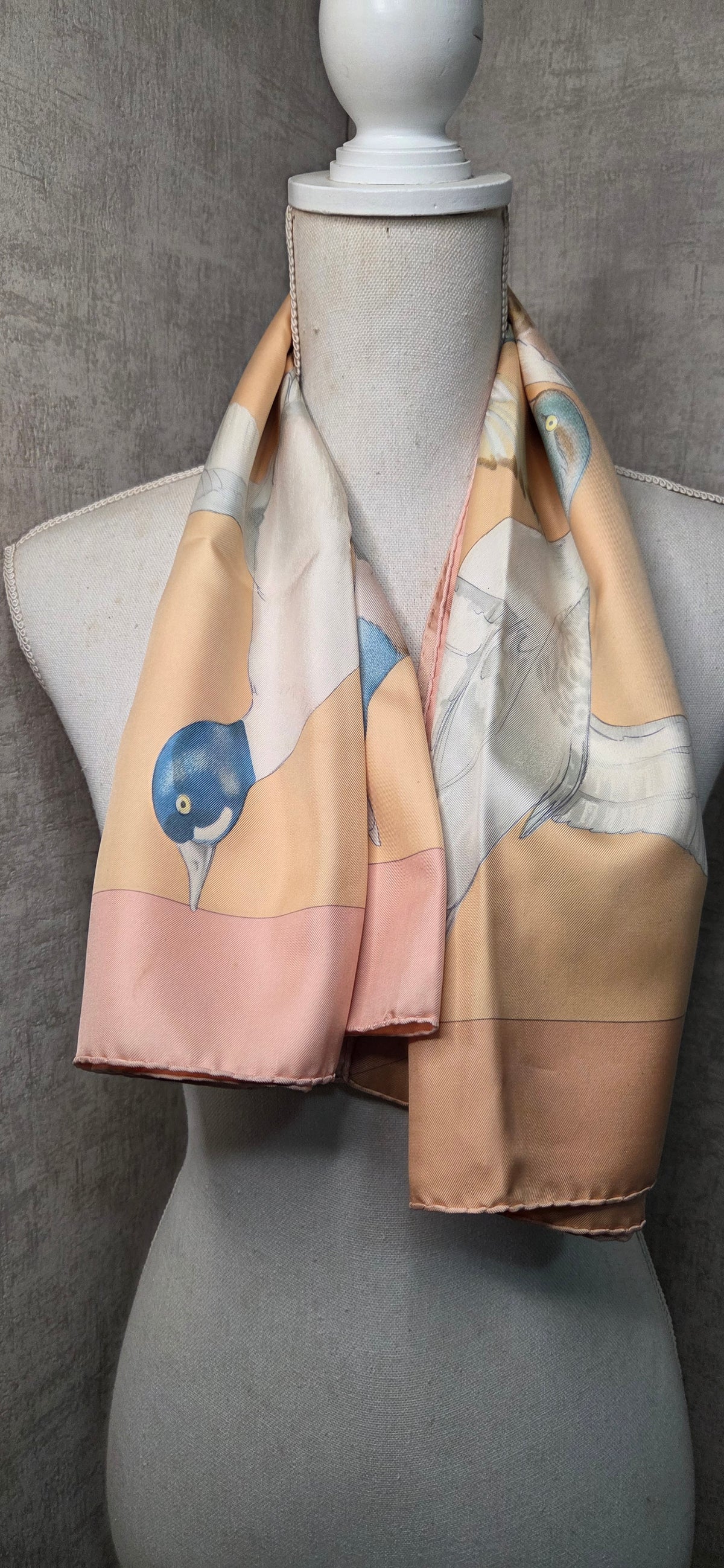 Carré Hermès en twill de soie intitulé "Sauvagine en Vol"