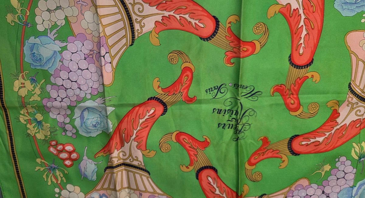 Carré Hermès en twill de soie intitulé "Fleurs et Raisins"