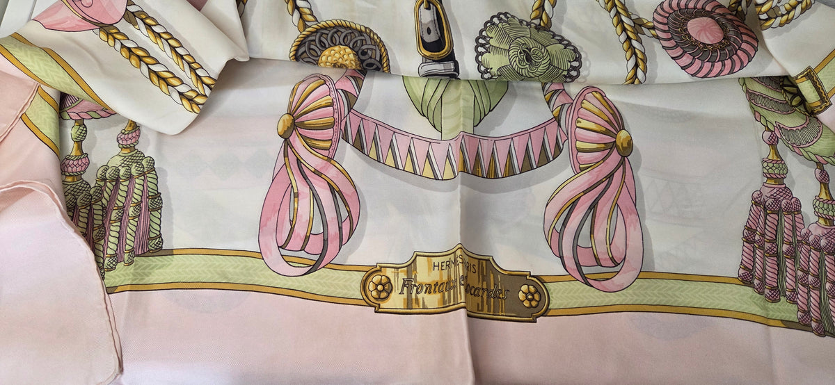 Carré Hermès en twill de soie intitulé "Frontaux et Concardes"