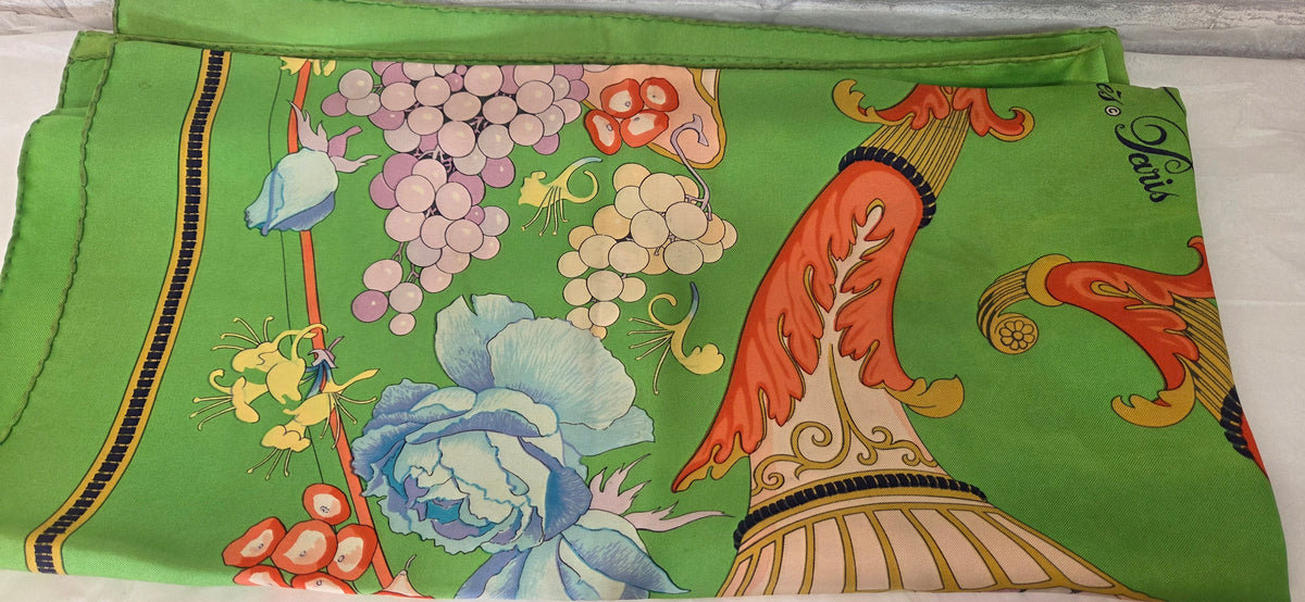 Carré Hermès en twill de soie intitulé "Fleurs et Raisins"