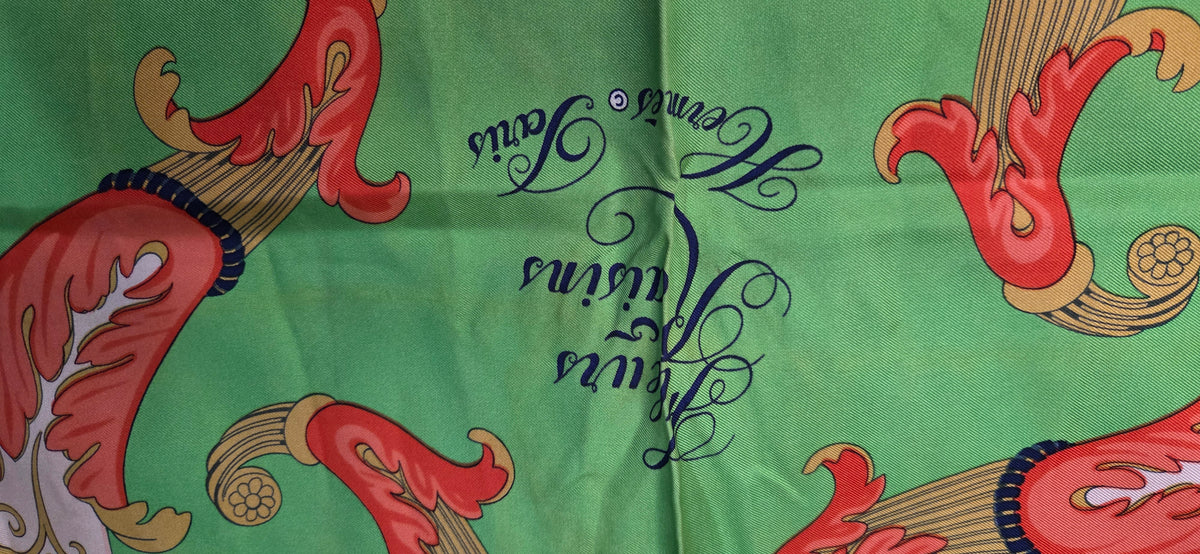 Carré Hermès en twill de soie intitulé "Fleurs et Raisins"