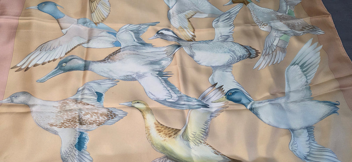 Carré Hermès en twill de soie intitulé "Sauvagine en Vol"
