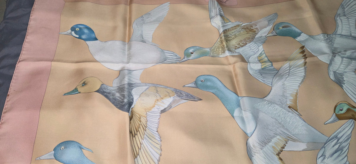 Carré Hermès en twill de soie intitulé "Sauvagine en Vol"