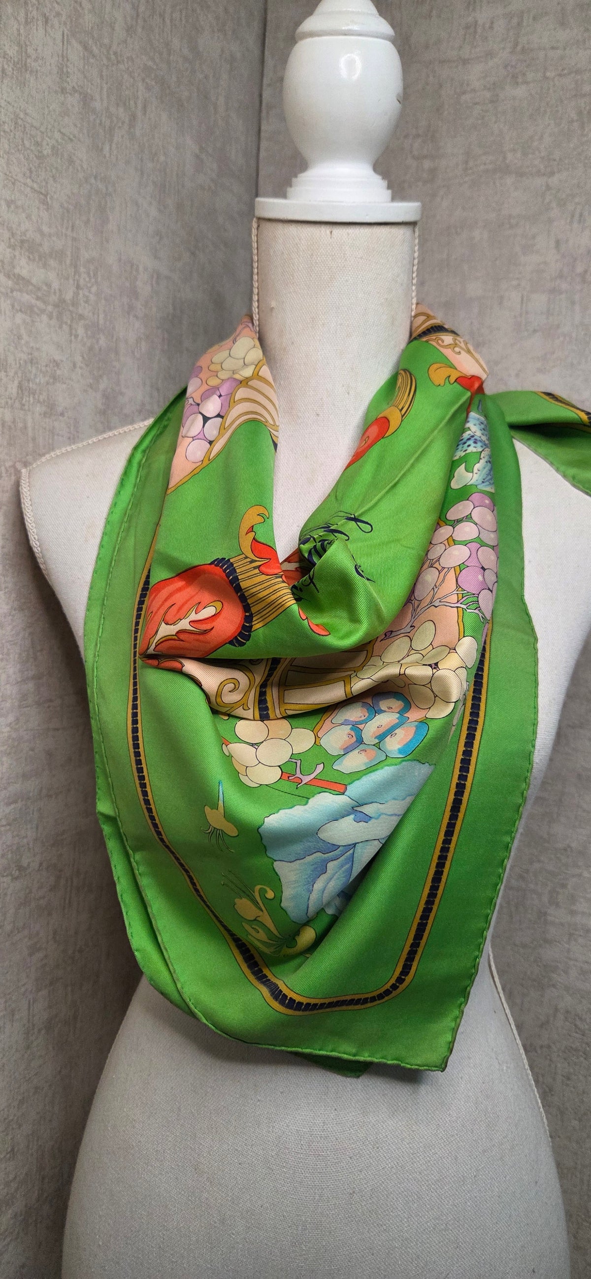 Carré Hermès en twill de soie intitulé "Fleurs et Raisins"