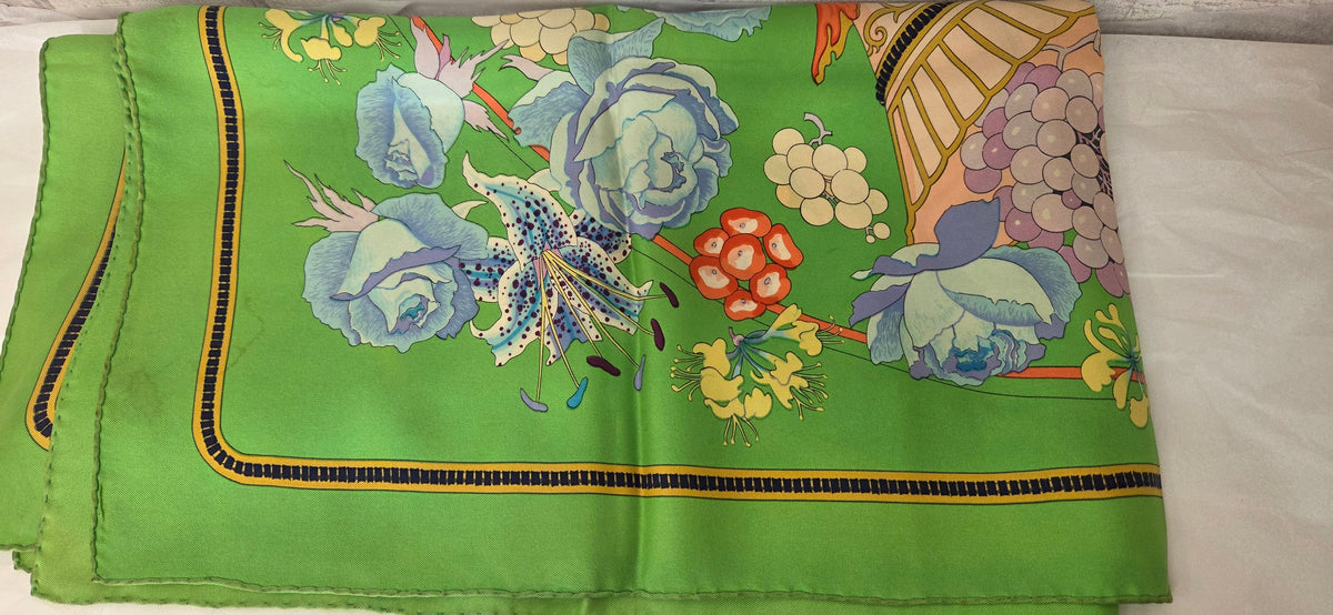 Carré Hermès en twill de soie intitulé "Fleurs et Raisins"