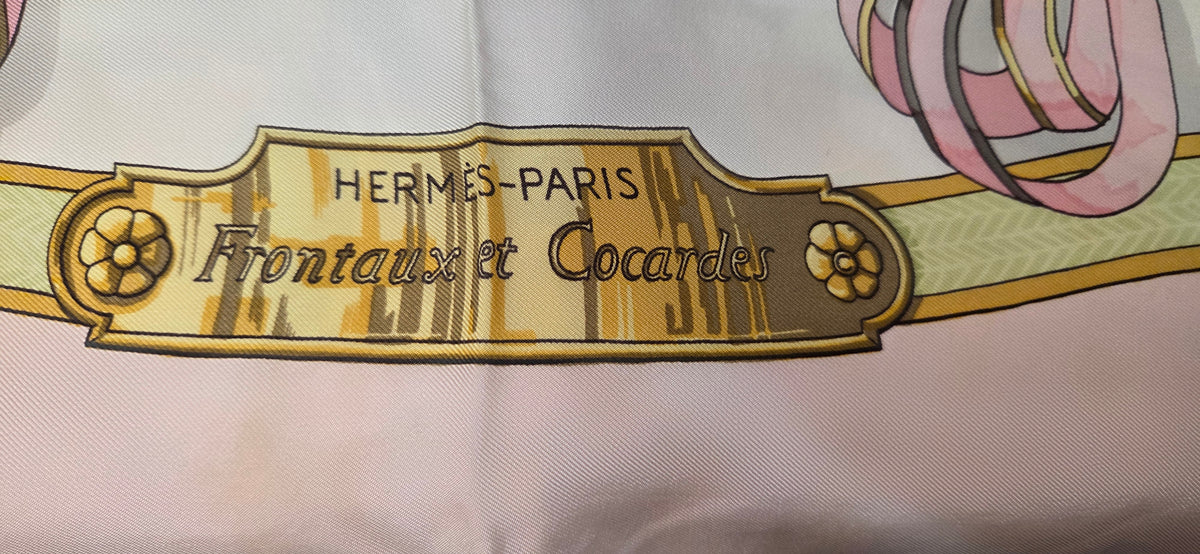 Carré Hermès en twill de soie intitulé "Frontaux et Concardes"
