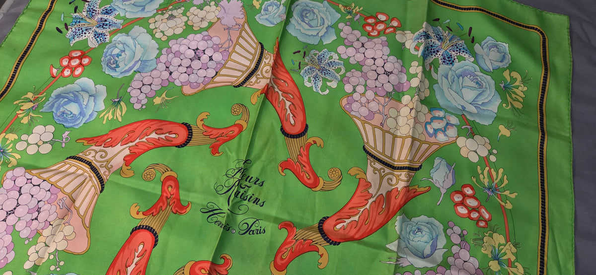 Carré Hermès en twill de soie intitulé "Fleurs et Raisins"