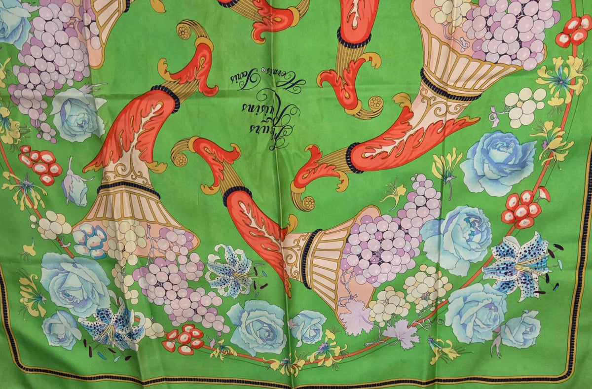 Carré Hermès en twill de soie intitulé "Fleurs et Raisins"