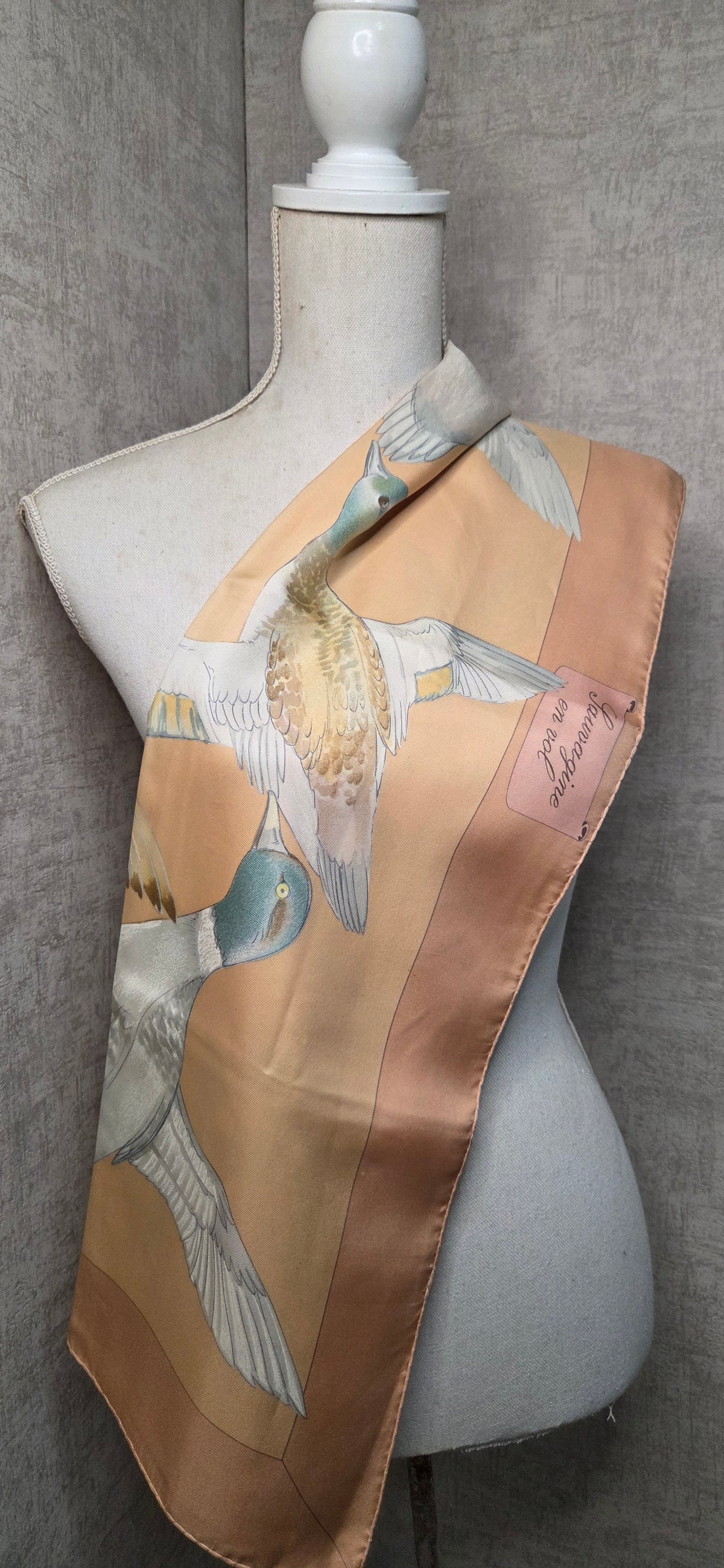Carré Hermès en twill de soie intitulé "Sauvagine en Vol"