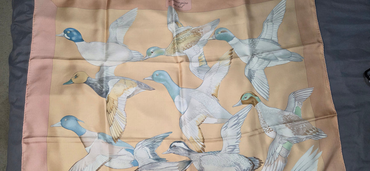 Carré Hermès en twill de soie intitulé "Sauvagine en Vol"