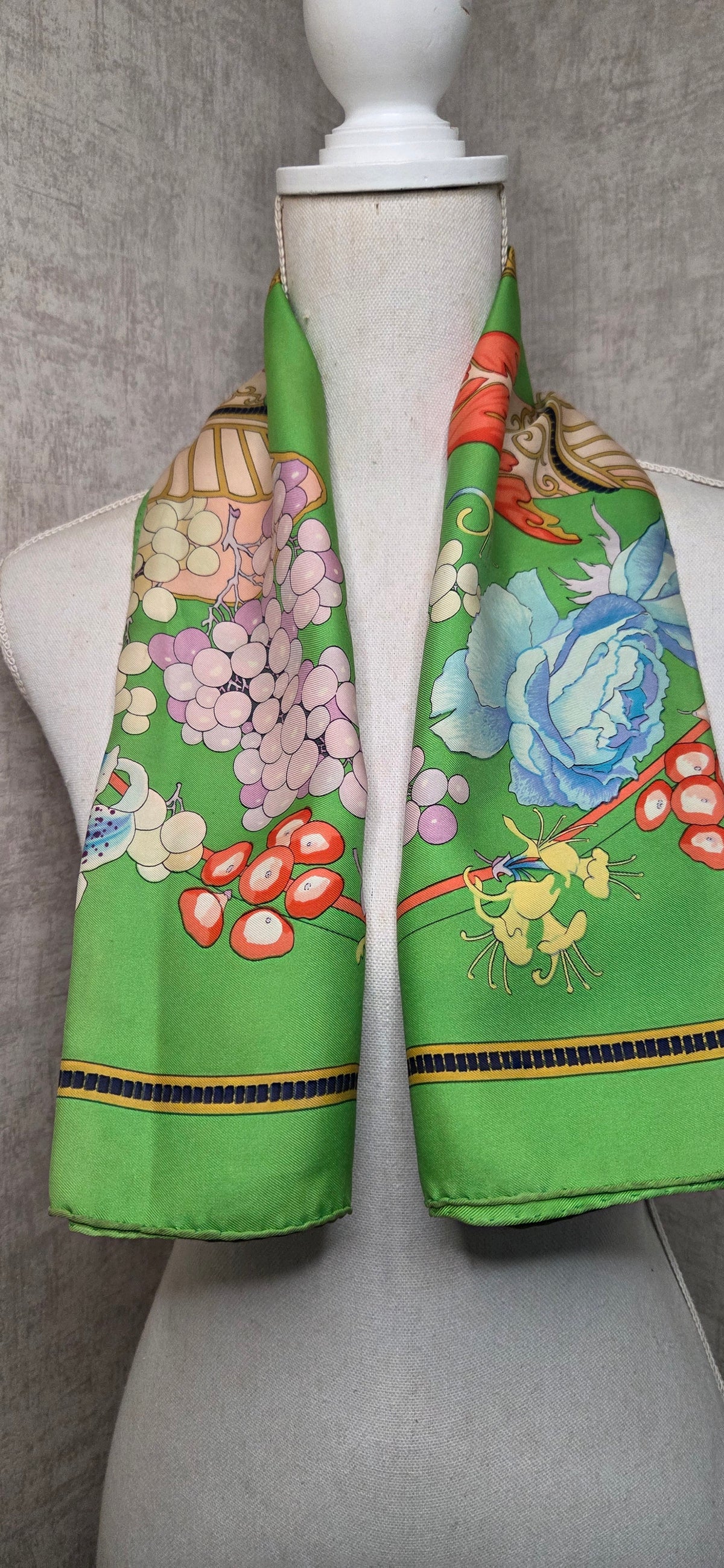 Carré Hermès en twill de soie intitulé "Fleurs et Raisins"