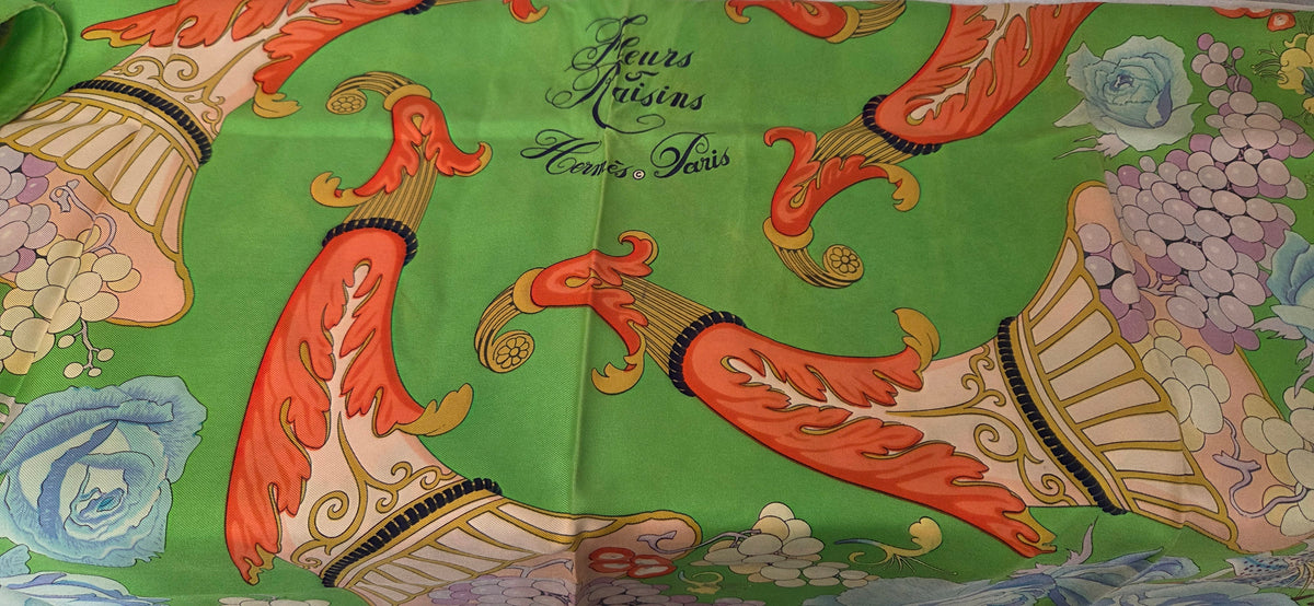 Carré Hermès en twill de soie intitulé "Fleurs et Raisins"