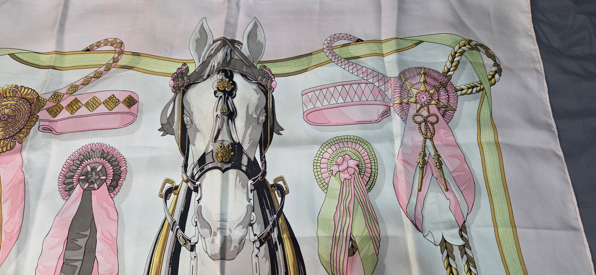 Carré Hermès en twill de soie intitulé "Frontaux et Concardes"